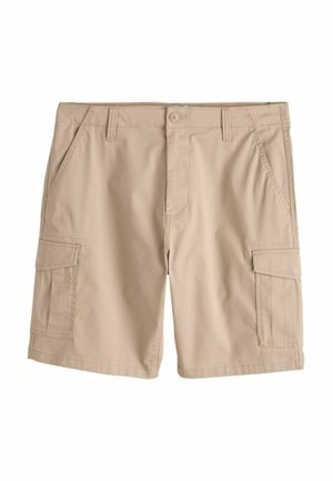 Khakifarbene Cargo-Shorts mit Knopfverschluss, Gürtelschlaufen, seitlichen Taschen und Klappentaschen an jedem Bein.