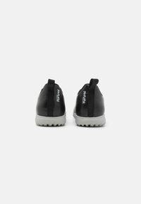 Schwarze Sportschuhe mit grauen Sohlen, strukturierten Oberflächen und Zuglaschen an der Rückseite. Mit Branding im Fersenbereich.