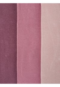 Strickstoff mit vier vertikalen Farbpanelen: Dunkelviolett, Hellviolett, Pink und Blassrosa. Glatte Textur mit geripptem Muster.