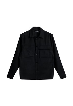 Zwarte lange mouw knop-up shirt met twee borstzakken en een klassieke kraag, plat weergegeven op een witte achtergrond.