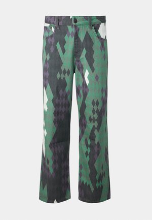 Jeans de algodón de pierna ancha con un patrón geométrico de diamante en verde, negro y morado, con cierre de botón y trabillas para cinturón.