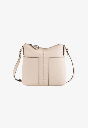 Beige Leder Umhängetasche mit einem gewebten Texturdetail in der Mitte, goldfarbener Hardware und einem verstellbaren Schultergurt.