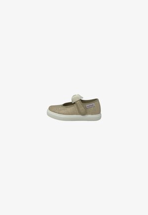 Scarpa Mary Jane beige per bambini con tessuto strutturato, cinturino regolabile in Velcro, suola bianca e etichetta rossa del marchio sul lato.