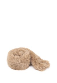 Sciarpa in pelliccia sintetica beige, morbida, arrotolata con un'estremità estesa su uno sfondo bianco.