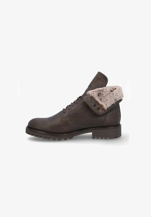 Botas de cuero marrón hasta el tobillo con un acabado texturizado, que cuentan con un cuello de piel sintética plegable y una suela rugged con dibujo para mayor tracción.