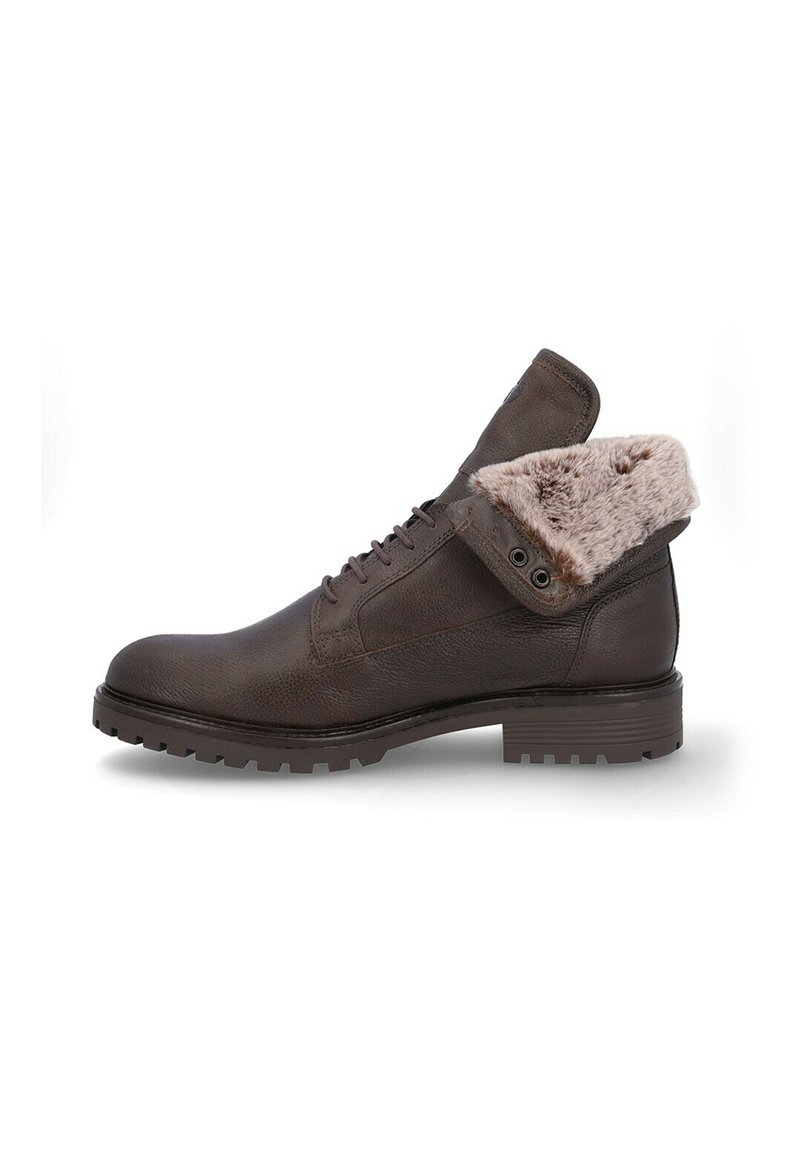 Botas de cuero marrón hasta el tobillo con un acabado texturizado, que cuentan con un cuello de piel sintética plegable y una suela rugged con dibujo para mayor tracción.