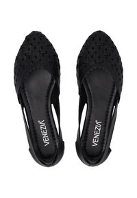 Černé kožené slingback boty s výřezovým vzorem, špičatou špičkou a zvlněnými okraji. Branding viditelný na stélce.