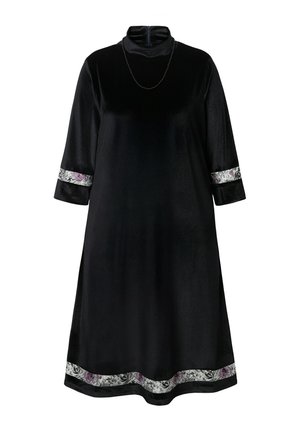 Abito lungo in velluto nero con colletto alto, maniche a tre quarti e bordi con motivo floreale su maniche e orlo.
