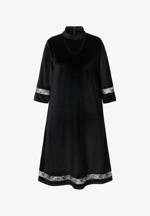 Langes schwarzes Samtkleid mit hohem Kragen, dreiviertellangen Ärmeln und floraler Musterbordüre an Ärmeln und Saum.