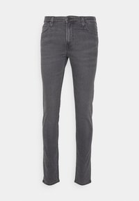 Jeans de denim gris con corte ajustado, diseño de cinco bolsillos y un ligero desgastado. Presenta un cierre de botón y presillas para cinturón en la cintura.