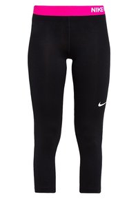 Černé legíny Nike s jasně růžovým pasem s logem Nike a bílým logem swoosh na horní části levé nohy.