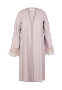 Lyserød lang cardigan lavet af blødt stof, med gennemsigtige fjerdetaljer ved ærmerne og en åben frontal design.
