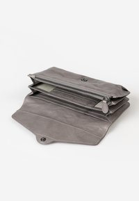 Portafoglio in pelle grigia con scomparto con zip, chiusura a pulsante e diversi scomparti per carte. Texture liscia e dettagli di cucitura minimi.