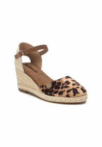 Espadrille de cuña con estampado de leopardo y una correa de tobillo en tono marrón, tacón envuelto en yute y textura de ante suave en la parte superior. Acentos marrones cerca de la puntera.