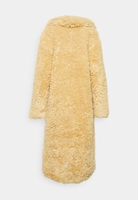 Gul fuskpälsjacka, mittlång, med långa ärmar och rundad krage. Texturerad, plyschig yta med en mjuk, lurvig utseende.