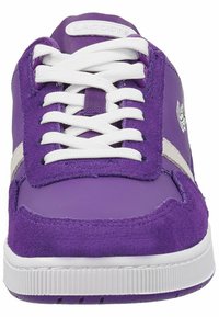 Fioletowy sneaker z welurową i syntetyczną cholewką, białymi sznurowadłami oraz fakturowaną gumową podeszwą z subtelnym logo i paskiem detalu.