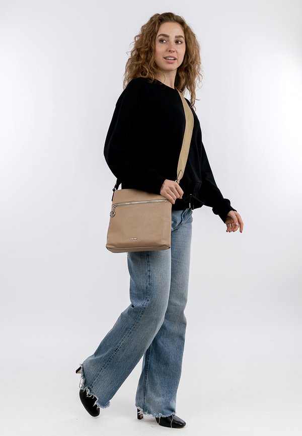 UMHÄNGE PATSY - Umhängetasche - sand