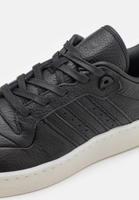 adidas Originals Tenisky - black