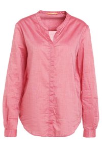 Blouse rose à manches longues avec col mao et patte de boutonnage cachée, en tissu léger texturé.