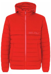 Giacca a vento rossa con cappuccio, chiusura frontale con zip, tasche laterali e scritta "HILFIGER" ricamata sul petto.