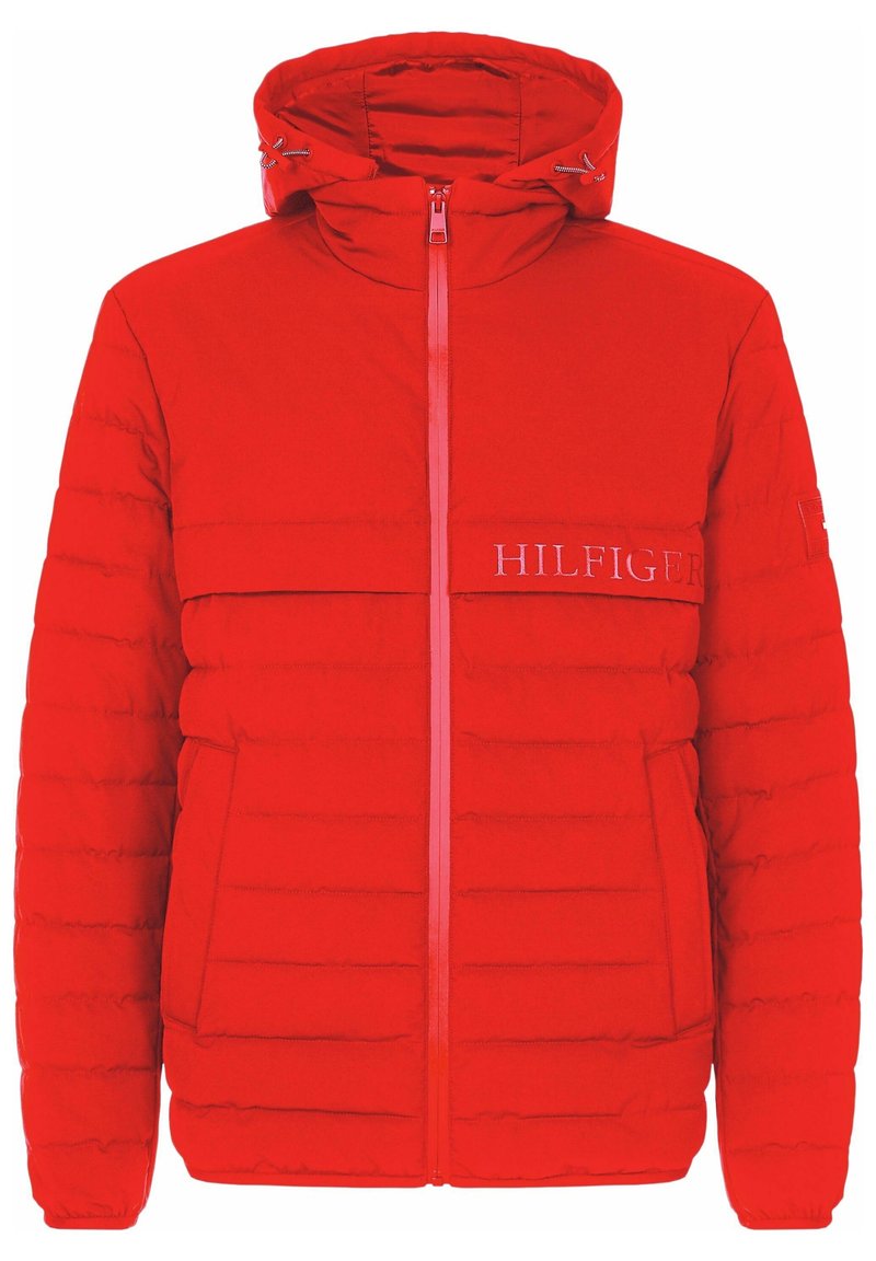 Giacca a vento rossa con cappuccio, chiusura frontale con zip, tasche laterali e scritta "HILFIGER" ricamata sul petto.