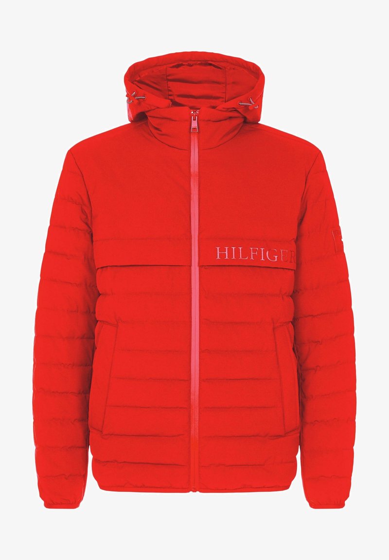 Giacca a vento rossa con cappuccio, chiusura frontale con zip, tasche laterali e scritta "HILFIGER" ricamata sul petto.