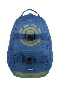 Sac à dos bleu en tissu durable, avec un grand logo vert, des bretelles ajustables, deux boucles à l'avant et un accent vert en bas.