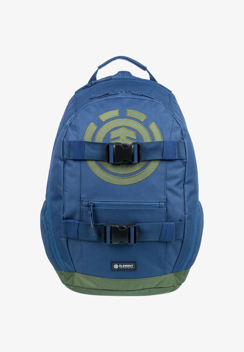 Sac à dos bleu en tissu durable, avec un grand logo vert, des bretelles ajustables, deux boucles à l'avant et un accent vert en bas.