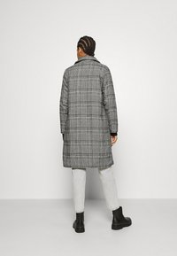 ONLY ONLARABELLA COAT - Casaco clássico - black/cloud dancer