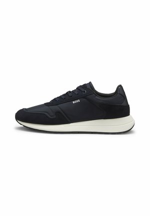 Schwarzer niedriger Schnürsneaker mit weißer Sohle und „BOSS“-Logo an der Seite, von der rechten Seite auf weißem Hintergrund gezeigt.
