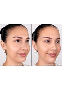 Foundationvergelijking: gladde, licht beige huidtoon, subtiele glanzende afwerking, gedragen met ronde oorbellen, toont zijaanzichten op verschillende tijdstippen.