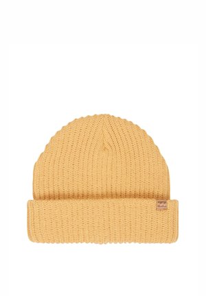 Cappello a cuffia marrone chiaro lavorato a maglia con risvolto e piccola targhetta rettangolare sul polsino su sfondo bianco.
