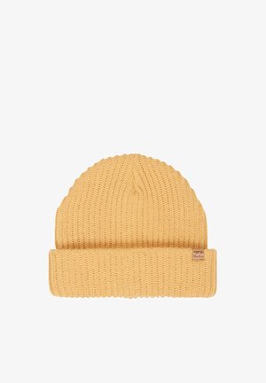 Hellbraune gestrickte Mütze mit umgeschlagenem Rand und kleinem rechteckigem Etikett am Bündchen vor weißem Hintergrund.