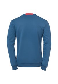 Sweatshirt bleu avec un col rond et des manches longues. Présente une accent rouge au dos au niveau du col. Texture lisse et poignets ajustés.