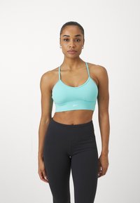 Ανοιχτό γαλάζιο αθλητικό σουτιέν με λεπτούς ιμάντες και στρογγυλή λαιμόκοψη, σε συνδυασμό με ψηλότερης μέσης μαύρες κολάν. Λεπτό, ελαστικό ύφασμα.