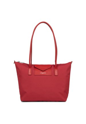Borsa a tracolla in nylon rosso con doppi manici texturizzati, chiusura con zip e patch con logo frontale. Finitura liscia e forma strutturata.