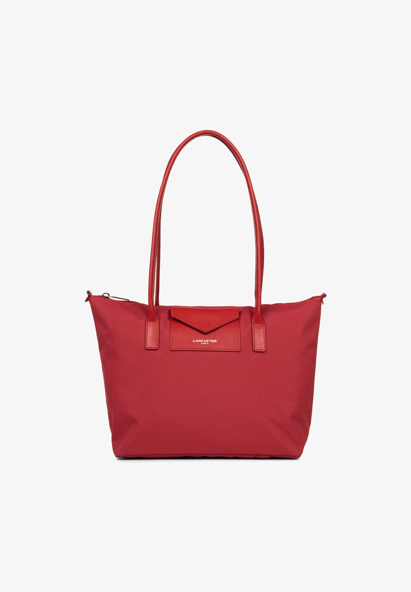 Borsa a tracolla in nylon rosso con doppi manici texturizzati, chiusura con zip e patch con logo frontale. Finitura liscia e forma strutturata.