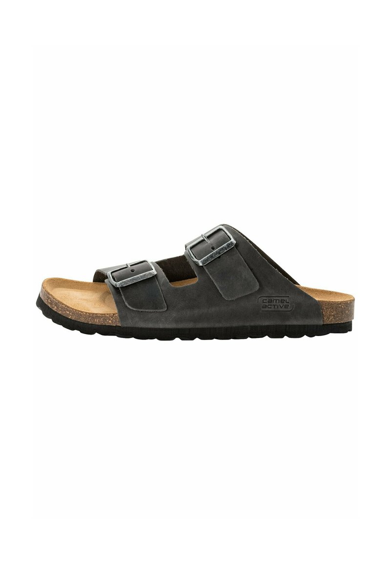 Zwarte slipper gemaakt van soepel leer met twee verstelbare metalen gespbanden, kurken voetbed en een gestructureerde rubberen zool voor grip.