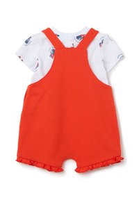 Pantalones de peto de algodón rojos con dobladillo con volantes, combinados con una camisa blanca de manga corta con un patrón azul y rojo, cuello redondo y cierre a presión.