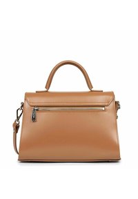 Borsa a mano in pelle color tan con design strutturato, manico superiore, tracolla rimovibile e tasca frontale con zip. Texture liscia, stile minimalista.