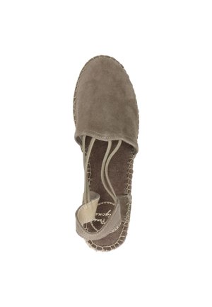 Espadrille en suede marron avec un bout rond, des sangles élastiques et une semelle en jute cousue. La semelle intérieure texturée arbore un logo. Design classique et décontracté.