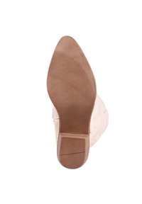 Suela plana de zapato con un fondo de goma marrón texturizada. La parte superior muestra un material suave y claro con un detalle de cordones.
