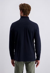 Donkerblauwe polo met lange mouwen en een hoge kraag. Gemaakt van gladde, stretchy stof. Heeft een eenvoudige design en een ronde zoom aan de achterkant.