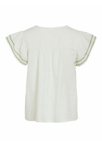 Blouse blanche à manches courtes avec bordure brodée verte sur les manches, coupe ample, et tissu froncé sous le yoke au dos.