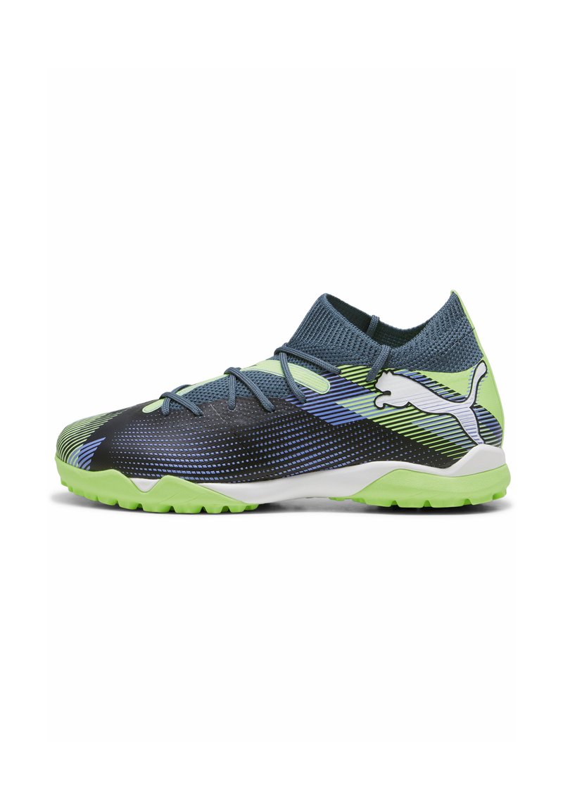 Botas de fútbol Puma en negro, verde y azul con una parte superior de malla texturizada, diseño de media caña y suela de goma adecuada para césped.