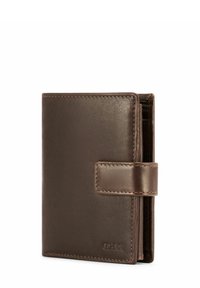 Brązowy skórzany portfel o gładkiej fakturze, z projektem składanym na pół i zapięciem na zatrzask. Posiada przeszycia oraz tłoczone logo.