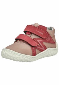 Růžové a červené dětské boty s suchým zipem, gumovou podrážkou, texturovanou tkaninou a akcenty v podobě zigzagového vzoru. Střední styl.
