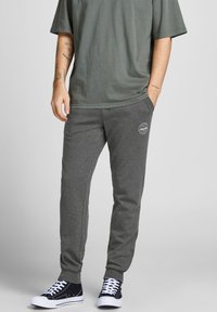 Jack & Jones - JJIGORDON JJSHARK PANTS  - Verryttelyhousut - dark grey melange Pienoiskuva 1