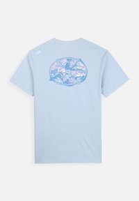 Camiseta de algodón en azul claro con un gráfico circular que presenta palmeras y el texto "STAY ALIVE" en tonos rosa y azul impreso en la parte posterior.