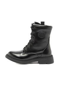 Stivaletto alla caviglia in pelle nera con punta arrotondata, chiusura frontale con lacci, collo imbottito e logo circolare sul lato. Suola nera spessa.